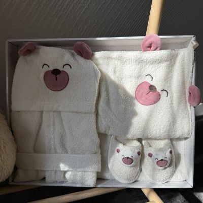 Chalatas rankšluostis vaikams | MEŠKUTIS BORDO AUSYTĖMIS